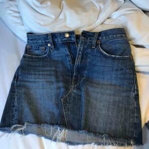  - Asfin Levis kjol med fransad nederkant. Som ny