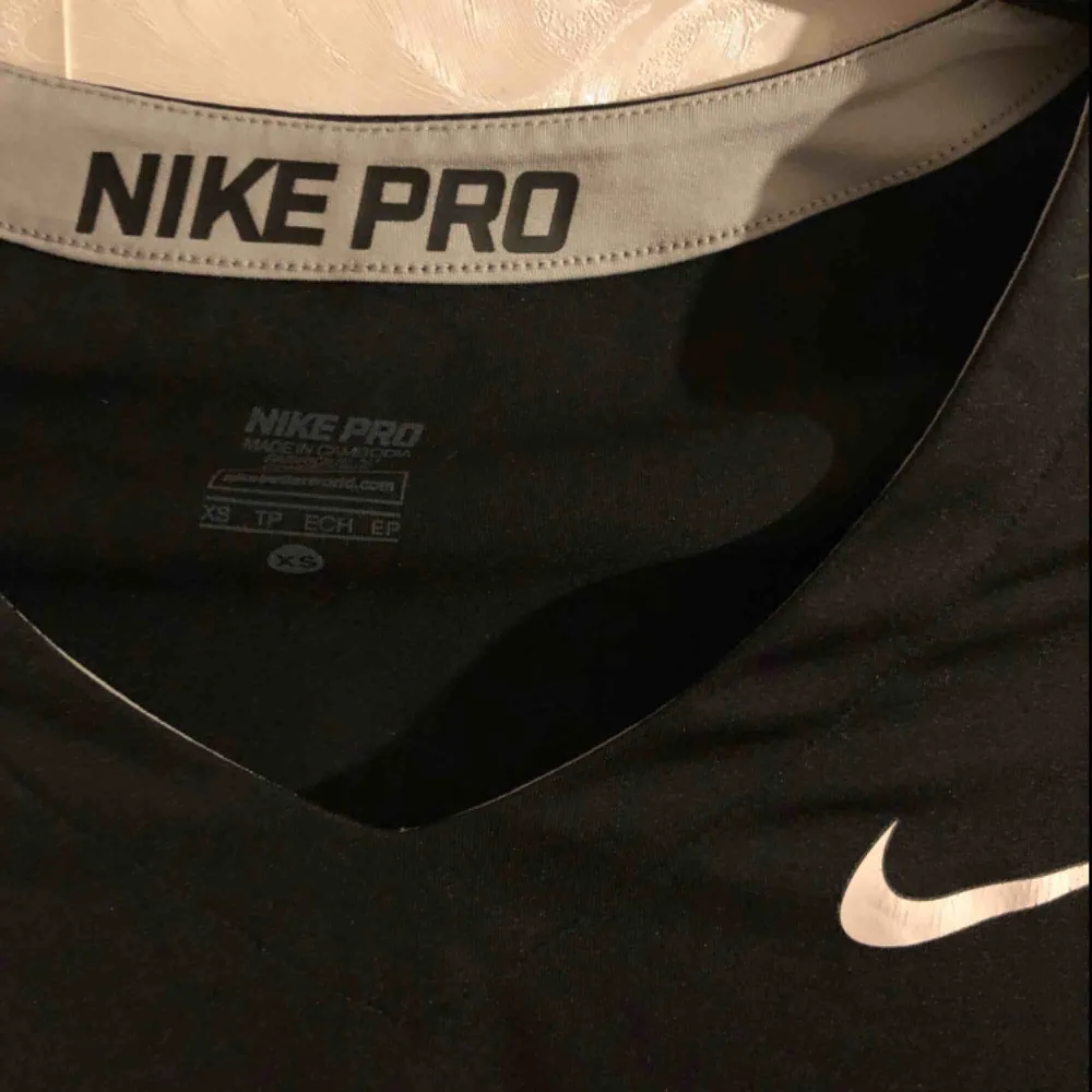 Tränings T-shirt från Nike (nypris 299), tight passform men är själv strl S fast den är i XS, köparen står för ev frakt!. Hoodies.