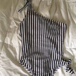  - Säljer denna baddräkt pga flytt! Har fått mååånga komplimanger för denna men den passar tyvärr inte längre ☹️ tjockt och härligt material!!