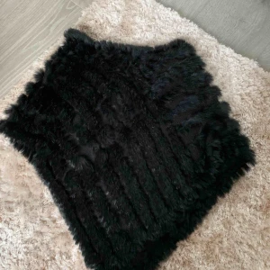  - Kaninpäls poncho.