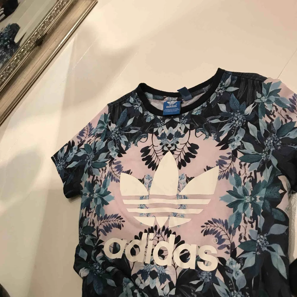 Svin cool Adidas T-shirt köpt i Paris! Säljer då den är lite för liten för mig💖 kontakta mig för att diskutera pris! Passar både XS och S. T-shirts.