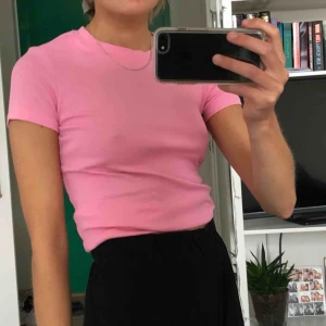  - Rosa T-shirt från Monki