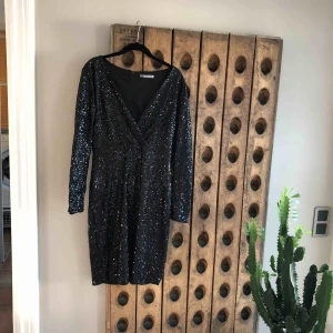  - Knälång paljett klänning från GinaTricot stl 40