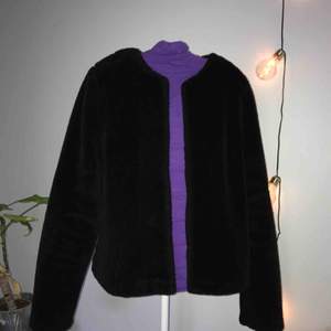 En svart pälsjacka från Gina tricot. Passar också som S/XS också då jag har det. Köptes för 400kr för ca 1 år sedan 🛍