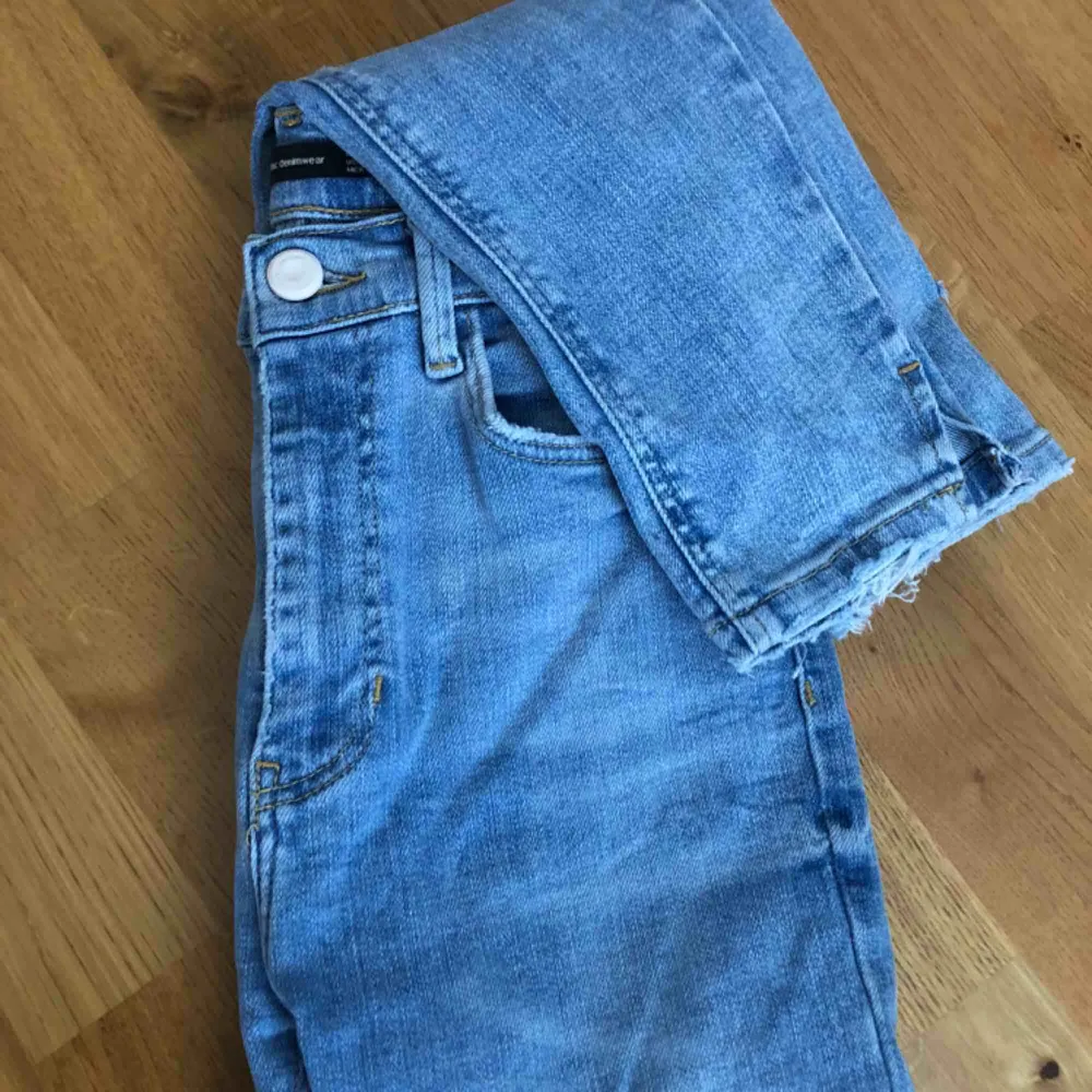 Ljusblåa byxor i tight modell med slitningar från Zara. Mycket stretch. Använda fåtal gånger. Köpare står för frakt✨. Jeans & Byxor.