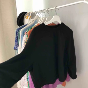  - Collegetröja med ballongärmar. 