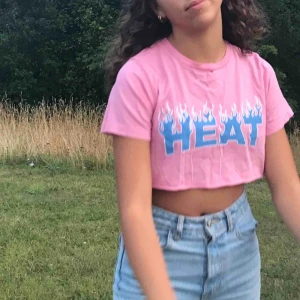  - Crop top från Carlings, sparsamt använd men med en liten slitning högst upp. 