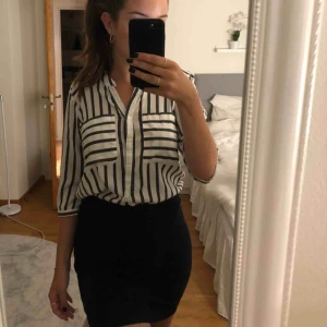  -  Randig skjorta från Vero Moda. Lite noppig på vissa ställen men det går säkert att få bort:) köparen står för frakten.