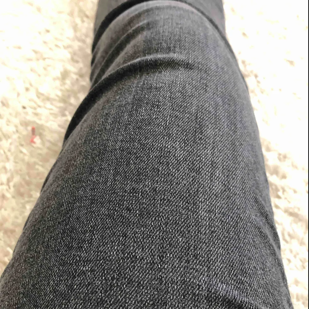 Stretchiga och bekväma jeans från BikBok. Passar mig perfekt som är en S/M. Jättefin ”gråtvätt”. Midwaist och perfekt längd för mig som är 1,68! . Jeans & Byxor.