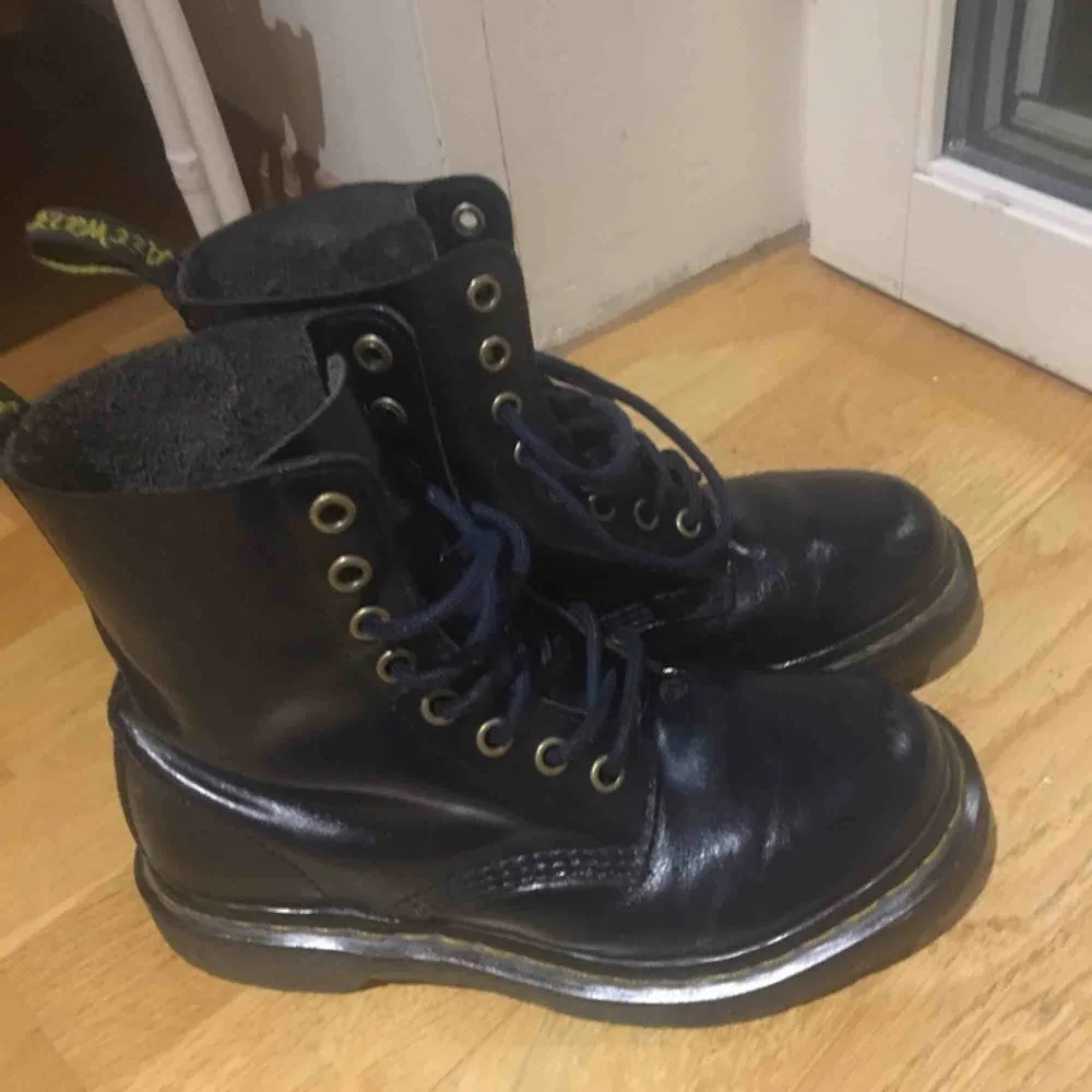 mörkblå (men ser helt klart svarta ut i mina ögon) dr martens i använt men bra skick. möts upp i stockholm, pris är förhandlingsbart<3. Skor.