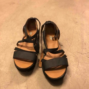  - Endast använda en gång. Fina sandaler med liten platå. Stl 37