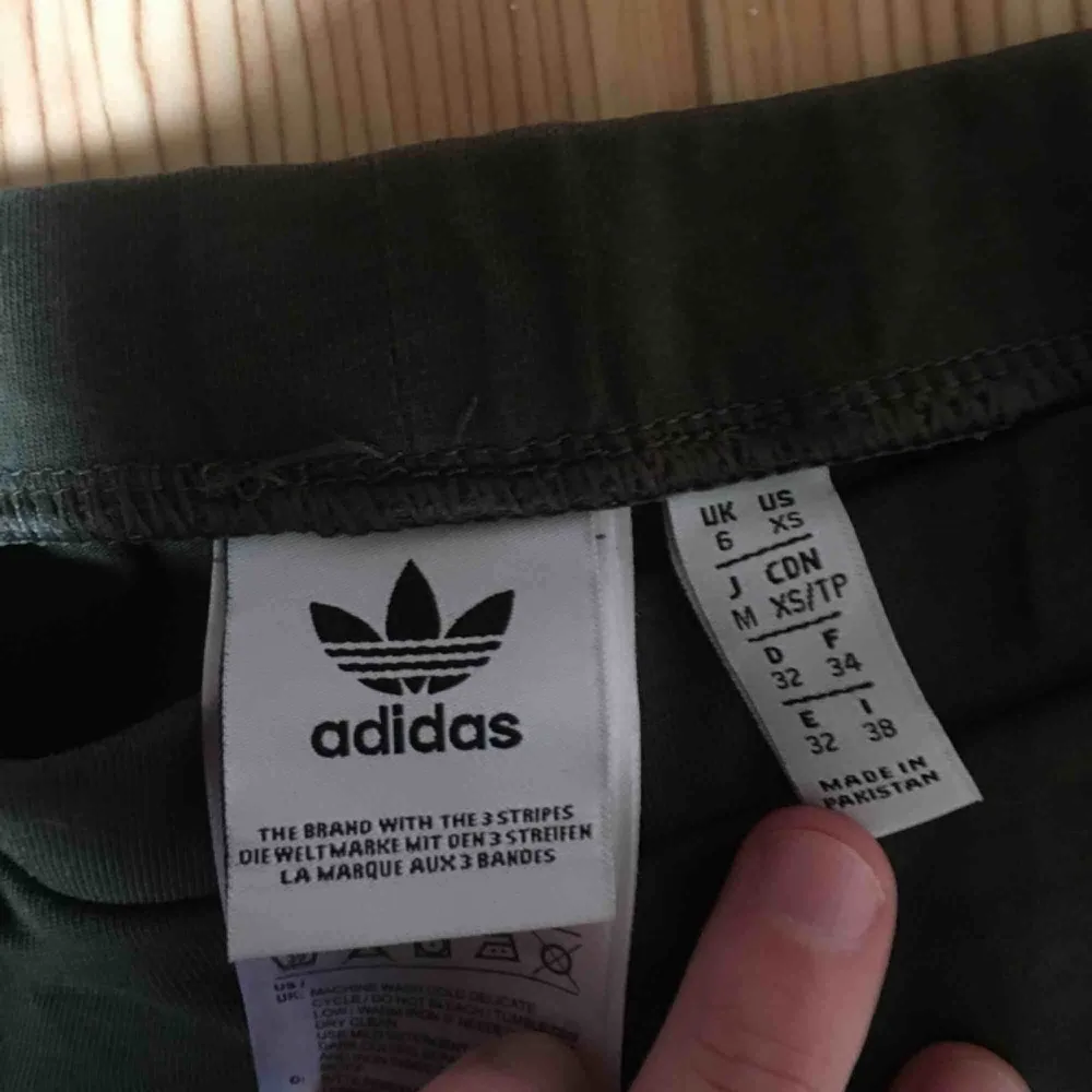 🍏Leggings från Adidas. Aldrig kommit till användning då dom tyvärr är för stora för mig. Köparen står för frakten.🍏. Jeans & Byxor.