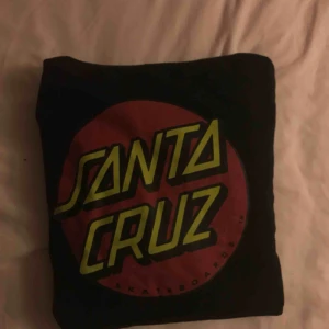  - Santa Cruz hoodie från carlings. Har använt den ganska mkt men tröjan är i fortfarande gott skick 7.5/10