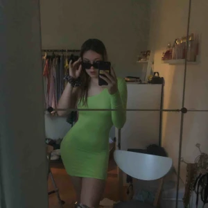  - Neon oneshoulder dress Från Pretty Little thing Oanvänd! Bud välkomnas  Fler bilder och info kan ges ⚡️⚡️
