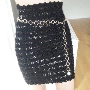  - Guldkedja inköpt på HM för ca 1 årsedan. Nypris: 199:- Helt oanvänd! Inte en skråma och i nyskick💎Frakt: 42:- Postens S-emballage 