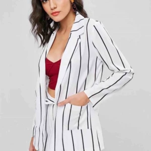  - Jättefina aldrig använda blazer + shorts. Säljes på grund av för stora. Går att köpa blazer eller shorts separat. Kan mötas upp i Stockholm, annars står köparen för frakt