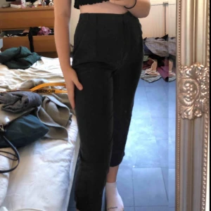  - Snygga byxor från Monki. Storlek 38, passar även 36. Lent material. Frakt: 18-36kr.