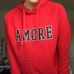  - Riktigt skön hoodie från Gina Tricot. Säljes då den inte längre kommer till användning. Köparen står för frakten.