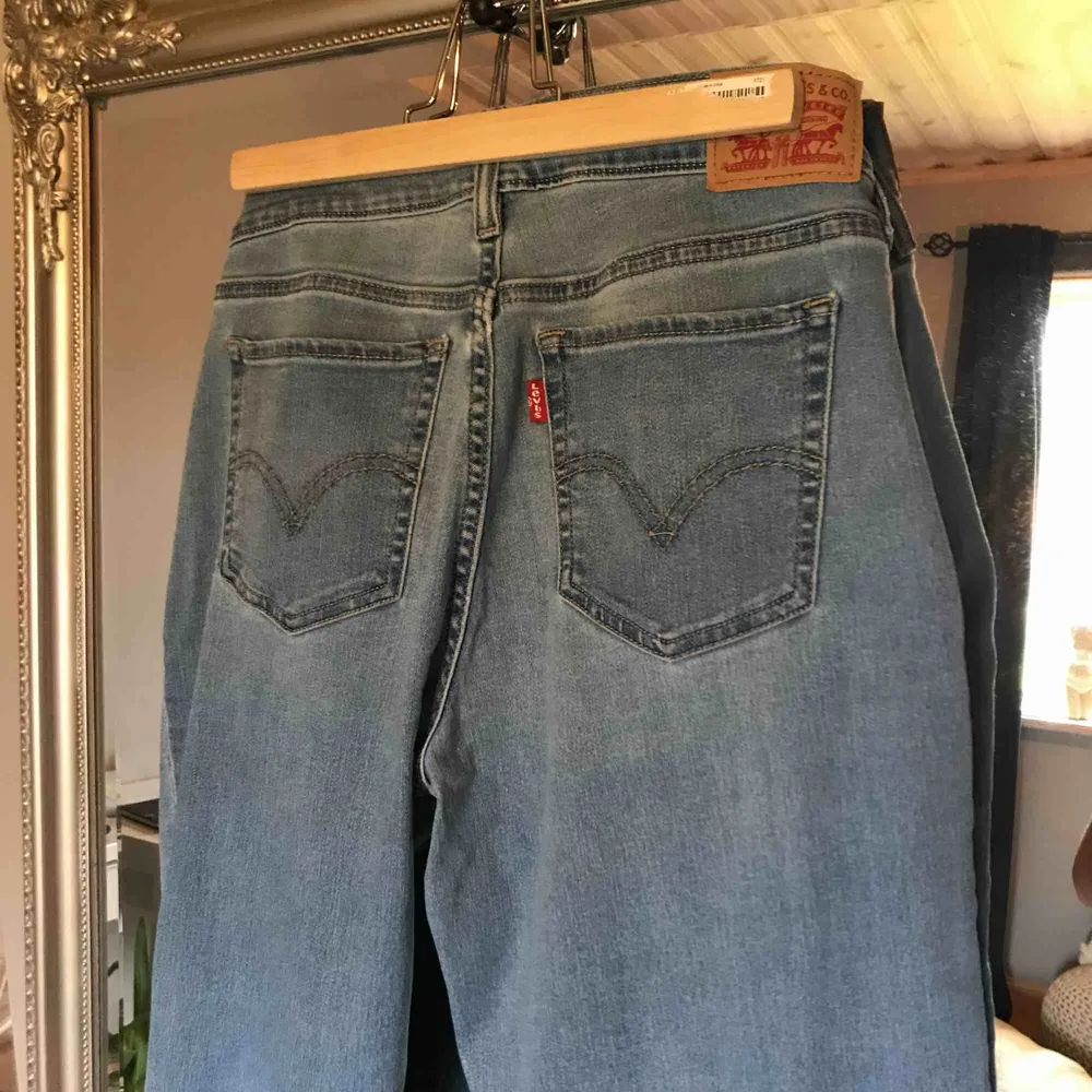 Ljusa Levis jeans, storlek waist 28, lite kortare i modellen⭐️ köparen står för frakt . Jeans & Byxor.