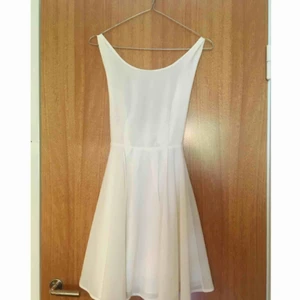 Vit klänning  - Vit klänning från Gina Tricot. Endast använd en gång. Frakt: 44 kr