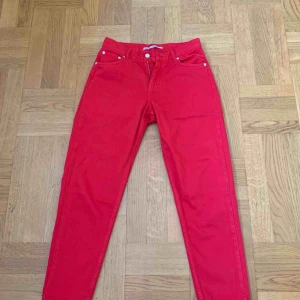  - Röda Junkyard jeans i storlek 28   Nypris 399:-   De heter ”Kay Girlfriend” om ni vill läsa om de på hemsidan, just denna färgen finns inte kvar men finns kvar i andra färger i samma modell.  100:- + fri frakt eller bud  Endast provade en gång