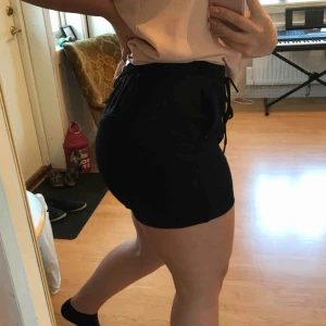  - Svarta bomullsshorts från ONLY ✨ knappt använda, mjuka att ha på sig och rörliga !!