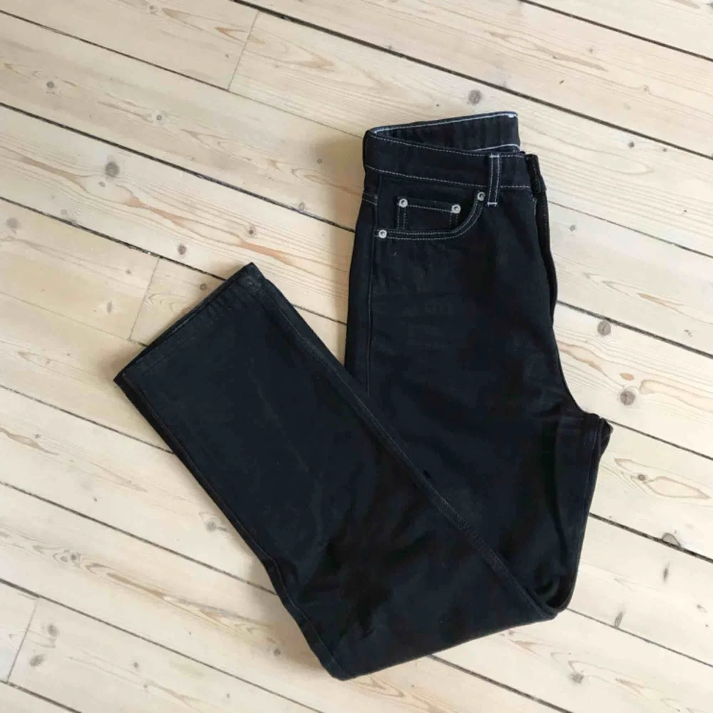 Row jeans från Weekday, svarta med vita sömmar. Stl 26/30. Helt slutsålda online. Fint skick. . Jeans & Byxor.