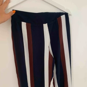  - Raka luftiga byxor ifrån Bik Bok. Tyvärr dålig bild på men kan skicka bättre vid intresse. Säljer då de blivit för små för mig. 