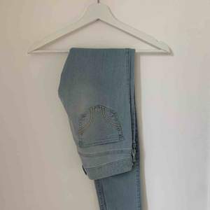 Tighta ljusblå jeans ifrån Hollister, sparsamt använda så bra skick! 