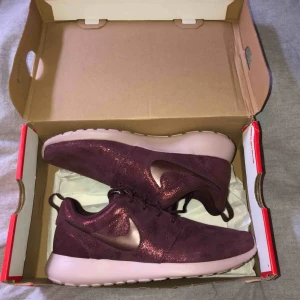  - Nike roshe one. Köpta för 900kr, helt oanvända. De glittrar i visst ljus lite
