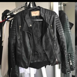  - Säljer denna chiquelle skinnjacka pga liten i storleken. Köpte den hör på plick, tyvärr va den för liten för mig men passar säkert någon annan 😊  Jag bär vanligtvis en storlek 38 men denna matchade enligt mig mer en 36 eller 34 kanske. 