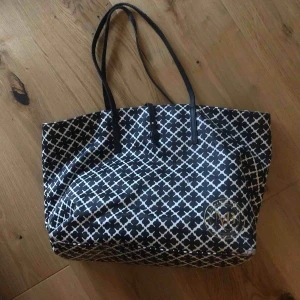  - Malene Birger väska nypris 2395:-, använd så sliten! baktill har färgen bleknat, hål vid sidan nertill som på bilden och nån liten repa där delar av färgen tappts fram. Annars väldigt snygg väska som piffar upp en outfit! Kontakta för mer info om behövs! 