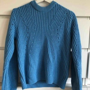  - Jätte mysig och stylish stickad tröja från Gina tricot i storlek XS🦋knappt använd, möts upp i stockholm