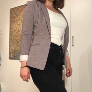  - Ljusgrå figursydd kavaj från H&M i storlek 36. Använd en gång och i gott skick. Kan mötas upp i Stockholm. Annars betalar köparen frakten