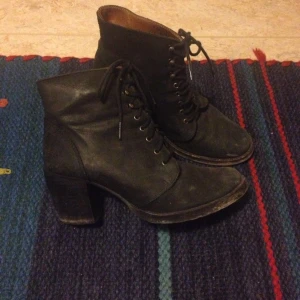 Underbara läderkängor! Måste sälja pga hård utrensning i garderoben. Stabil klack:)  - Underbara läderkängor! Måste sälja pga hård utrensning i garderoben. Stabil klack:) 