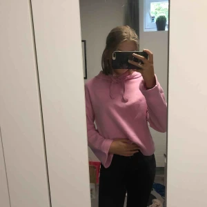  - Rosa fin hoodie, använd en gång. Rosa passar inte riktigt mig så därför säljer jag den men den sitter skit snyggt och är i bra skick, urs pris 400kr köpare står för frakt, pris kan diskuteras