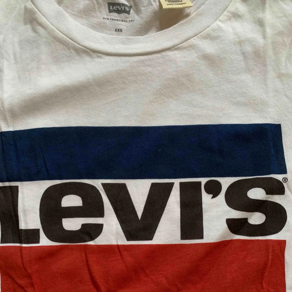 Vit t-shirt från Levi’s i storlek XXS men passar även XS! Knappt använd, jättefint skick! . T-shirts.