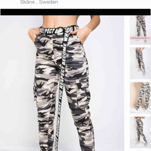  - Superfina cargo med bälte, lite slitet bälte (någon bokstav har gått av) men annars är dom i väldigt fint skick, knappt använda, frakt tillkommer annars avhämtning i Lund