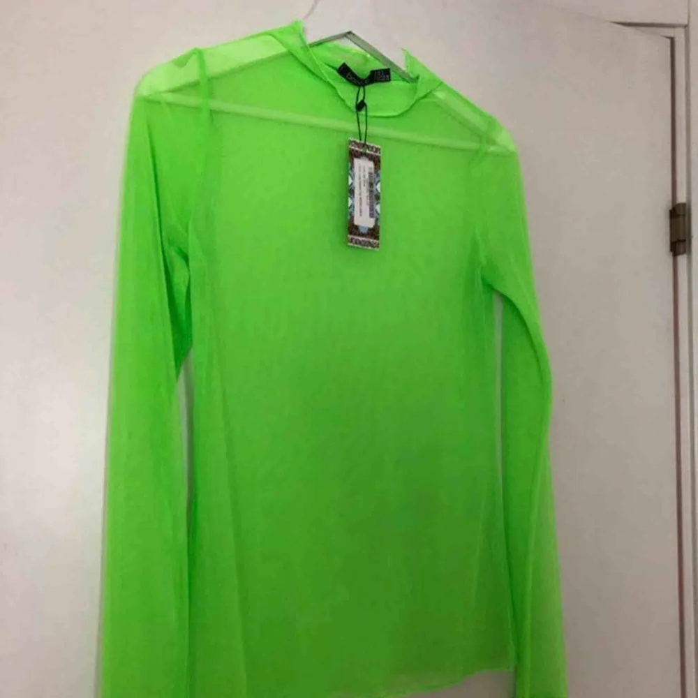 En grön neon tröja i mesh, helt oanvänd lappen finns kvar. Super snygg men har inte fått användning för den😱. Stl S men passar nog större eftersom den är så pass stretchig. . Toppar.