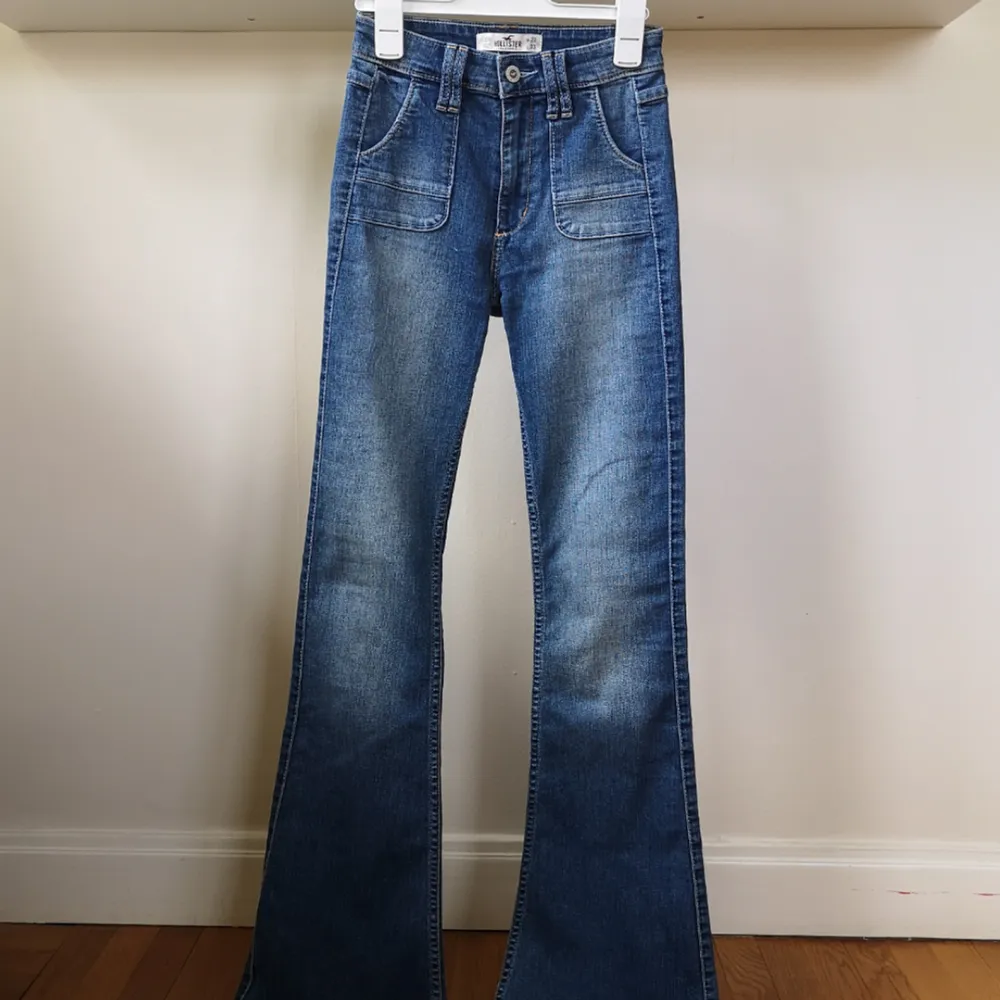 Bootcut jeans från Hollister i fint skick, knappt använda.   L33 Mörkblå tvätt med coola sömmar/ detaljer. . Jeans & Byxor.