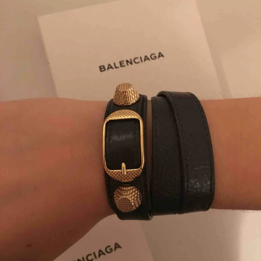 Grått armband med gulddetaljer från balenciaga i storlek S. Box och äkthetsbevis tillkommer såklart💓. Accessoarer.