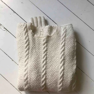  - Vit stickad tröja inköpt på second hand i Lyon. 