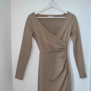  - Sparsamt använd klänning från Nelly.com. Säljer då den är för liten.