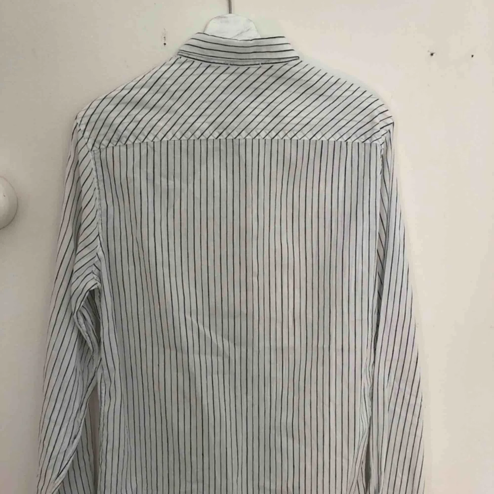 Skjorta från J Lindeberg i storlek M, sparsamt använd. Riktigt bra kvalité. Köptes för 1099kr. Kan hämtas upp i Stockholm annars betalar köparen för frakt (79kr) 😊. Skjortor.