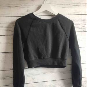  - Perfekt svart långärmad danströja! Är som en magtröja om man drar upp armarna. Har använt max 5 gånger och köparen står för frakt, 25kr.😊