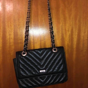  - Don Donna väska  Ordinarie pris: 400kr