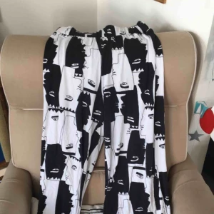  - Jättecoola och sköna byxor från monki. Kommer tyvärr aldrig till användning. Frakt ej inkl🥰