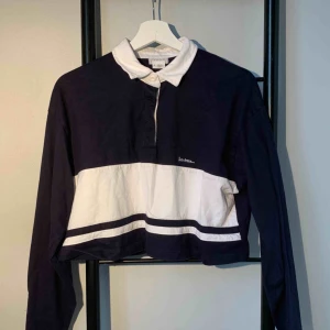  - En långärmad piké från urban outfitters, med ”märket” iets frans! Den är använd väldigt få gånger så är i toppenskick!❣️ Kommentera om vi ska diskutera priset💓😝frakten blir + 36, alltså 116kr sammanlagt