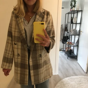  - Säljer min jacka från hm Dm för fler bilder Använd en gång Frakt får diskuteras Prislapp finns kvar i jackan 