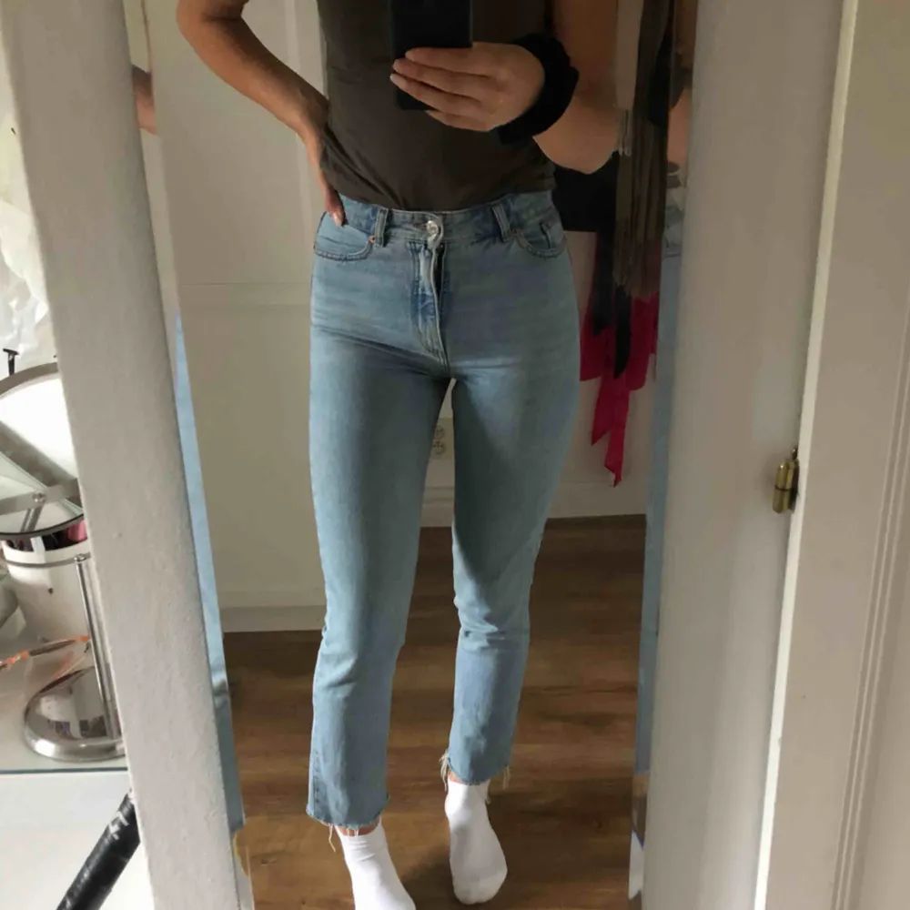 mina absolut favorit jeans ifrån monki. Detta är dom snyggaste jeansen jag haft men tyvärr har dom blivit för tajta i midjan😢. Dom är supersnygga då dom är långa i benen och snygg slitning längst ner. Jag är 175 cm lång🥰💕supersnygg färg också. Jeans & Byxor.
